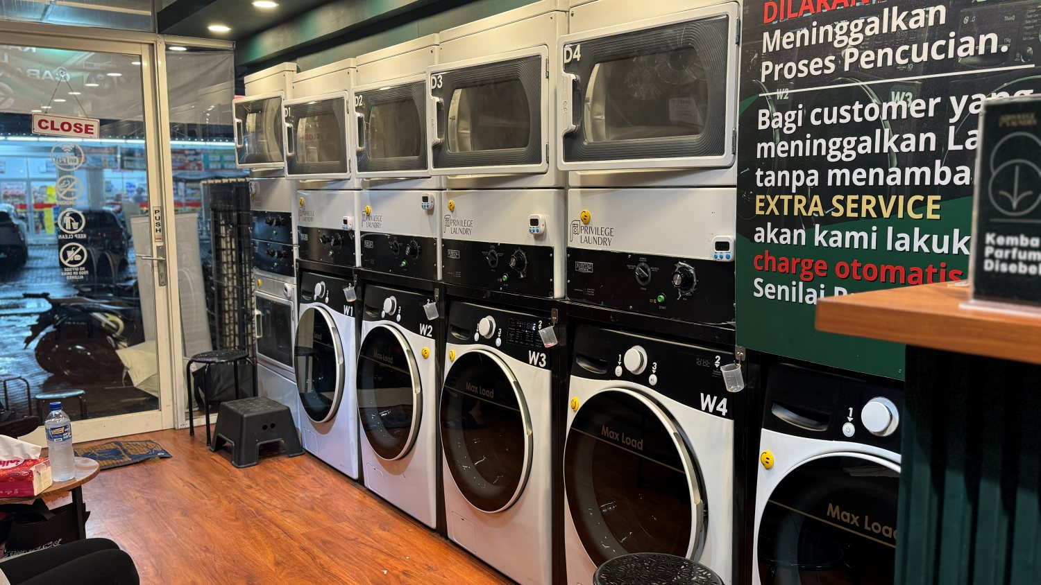 Ruang tunggu outlet Privilege Laundry